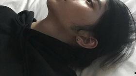 美女爬山吃瓜的抖音视频,美女爬山途中悠闲吃瓜，展现户外生活新风尚